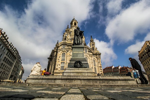 Discover Hidden Royal Histories: Dive into British Monarchy with Captivating Guided Palace Tours